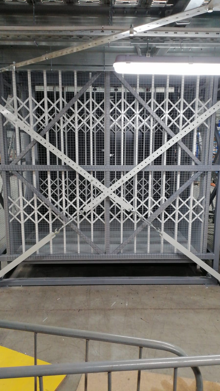 Грузовой подъемник в металлокаркасной шахте, 2000 кг (Уфа, Складской комплекс)