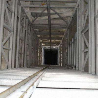 Подъемник грузовой в металлокаркасной шахте