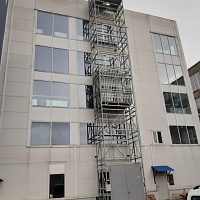 Подъемник грузовой в металлокаркасной шахте, 1500 кг, Спб